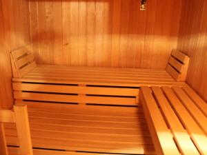 索内纳尔佩·纳斯费尔德Apartment in Hermagor Pressegger See with sauna的一间设有两个木凳的桑拿浴室