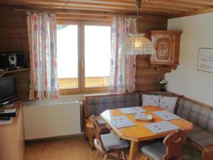 索内纳尔佩·纳斯费尔德Apartment in Hermagor Pressegger See with sauna的一间带桌子和沙发的用餐室