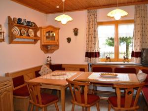 普鲁格恩Renovated holiday home in the mountains的厨房以及带桌椅的用餐室。
