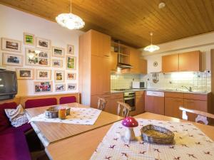 普鲁格恩Renovated holiday home in the mountains的一间带木桌的厨房和一间餐厅