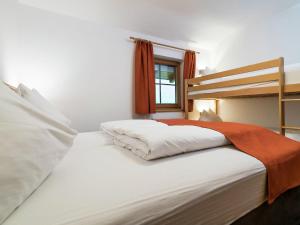 Spacious Chalet near Ski Area in Saalbach Hinterglemm客房内的一张或多张床位
