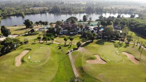呵叻Korat Country Club Golf and Resort的享有度假村高尔夫球场的空中景致