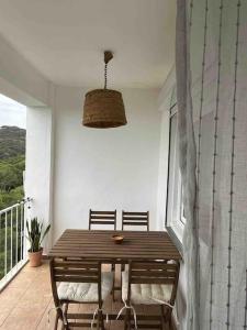 帕尔斯Apartamento en Playa de Pals con encanto y vistas的阳台的用餐室配有木桌和椅子