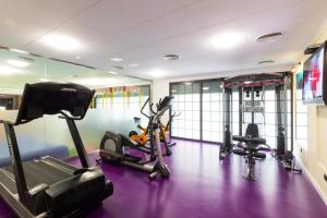 卡里拉迈阿密公园公寓式酒店的健身房设有跑步机和健身自行车