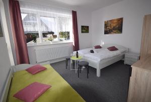 泽勒兹纳·鲁达Pension St. Moritz的一间卧室配有两张床和一张桌子