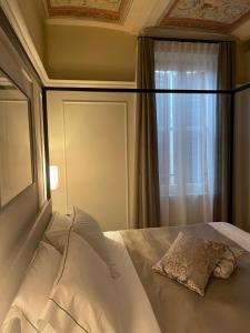 摩德纳La Bella Modena Centro的卧室配有白色的床和窗户