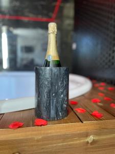 勒布朗-梅尼尔Seasides Paris - Suite Monroe的一张桌子上黑色的香槟