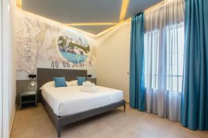 卡利亚里ARKADIA Rooms & Apartments的一间卧室配有蓝色窗帘的床