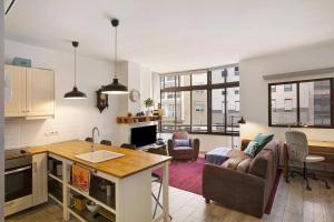 大加那利岛拉斯帕尔马斯Vcv Apartamento San Telmo的公寓内设有开放式厨房和客厅。