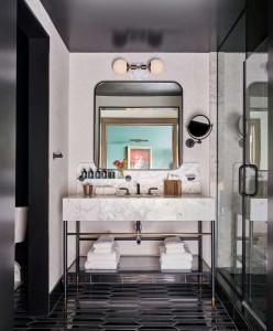 堪萨斯城Hotel Kansas City, in The Unbound Collection by Hyatt的一间带水槽和镜子的浴室