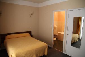 科尔特萨姆皮埃科索酒店的一间卧室配有一张床,浴室设有浴缸