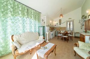 阿尔盖罗Casa Provence Family & Friends Mare & Natura的客厅配有沙发和桌子