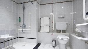 利物浦快捷假日利物浦阿尔伯特码头酒店的带淋浴、卫生间和盥洗盆的浴室