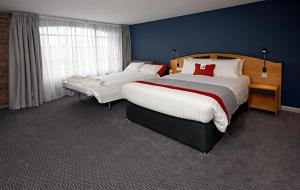 利物浦快捷假日利物浦阿尔伯特码头酒店的酒店客房设有两张床和窗户。