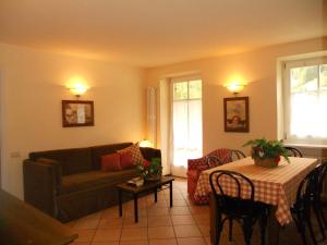 卡纳泽伊Residence Villa Avisio的客厅配有沙发和桌子