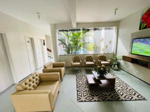 福塔莱萨博雅乐斯酒店的带沙发和平面电视的客厅
