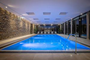 阿森阿森凡德瓦克酒店的一座设有蓝色游泳池的酒店的大型游泳池