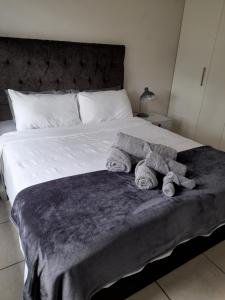 巴利托lovely 1 bedroom apartment的一间卧室配有一张大床和毛巾