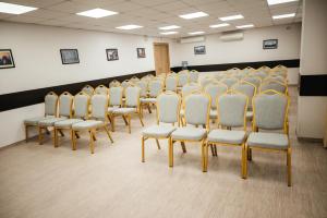 克拉斯诺亚尔斯克阿马克斯城市酒店的教室里有一排椅子的房间