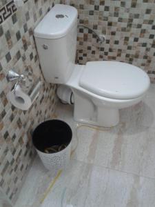Aïn LeuhHotel Ain Leuh的一间带白色卫生间和桶的浴室