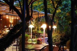 卢马罕帕拉多酒店的庭院配有灯和桌椅