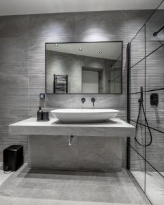 雅典J&A Luxury Residence的一间带水槽和大镜子的浴室