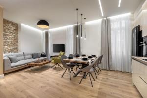 雅典J&A Luxury Residence的用餐室以及带桌椅的起居室。