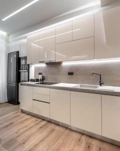 雅典J&A Luxury Residence的厨房配有白色橱柜和冰箱。