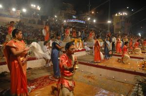 瓦拉纳西Hotel Varanasi Heritage的一群人在人群面前表演节目