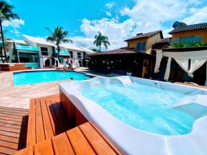 帕拉蒂维拉德尔索尔旅馆的游泳池旁的大型热水浴池