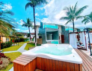 帕拉蒂维拉德尔索尔旅馆的棕榈树屋甲板上的热水浴池