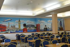 伦敦维京酒店的用餐室配有桌椅和壁画