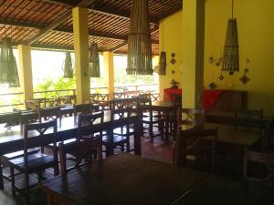 Gamela锡蒂乌达卡尔马宾馆的一间设有木桌和椅子的餐厅