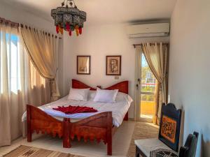 赫尔格达Royal Suite on The Touristic Promenade的一间卧室配有一张床和一个吊灯