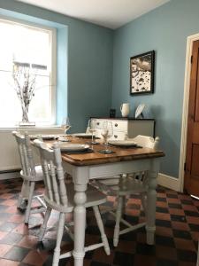 克里克豪厄尔2 bed period cottage sleeps 4 in central Crickhowell的一间带木桌和椅子的用餐室