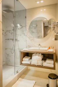 卡萨布兰卡伊杜安法Spa酒店的一间带水槽和淋浴的浴室