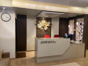 海得拉巴Dash Hotels - Affordable Luxury的餐厅墙上有时钟,柜台