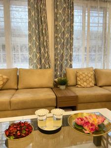 海得拉巴Dash Hotels - Affordable Luxury的客厅配有沙发和鲜花桌