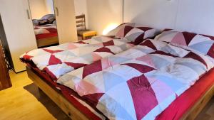 AttiswilFerienwohnung Attiswil的一张床上,床上有五颜六色的被子