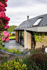 卢斯Roselea Cottage的砖屋,带庭院和鲜花