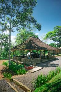 PujunganKAMPUNG KOPI CAMP的公园内有屋顶的凉亭