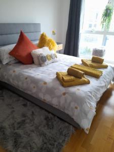 纽基Fistral beach apartment的床上配有枕头和毛巾,设有窗户