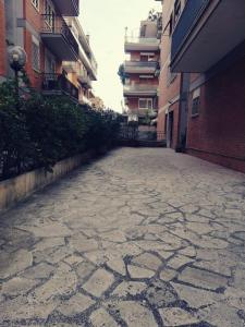 罗马A&C Talenti Diamond的建筑物之间的小巷里一条空的街道