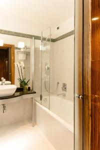 佛罗伦萨大都市酒店的带淋浴、浴缸和盥洗盆的浴室