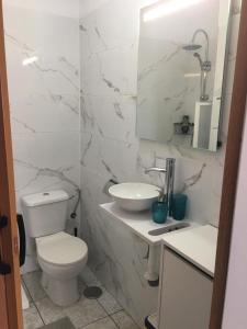 拉克鲁斯Alfa Omega (VALLE-LUZ)的白色的浴室设有卫生间和水槽。
