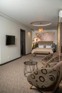 贝尔格莱德Akacija Luxury Suites的客厅配有床和沙发