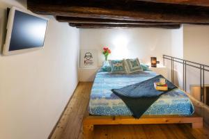 卡利亚里Casa Kawaii的卧室配有一张床,墙上配有电视。