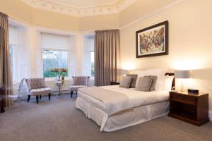 阿伯费尔迪弗恩班克住宿加早餐旅馆的卧室设有一张白色大床和一扇窗户。