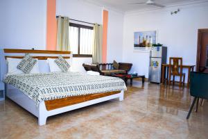 瓦加杜古VILLA DE L'INTEGRATION的一间卧室设有一张床和一间客厅。