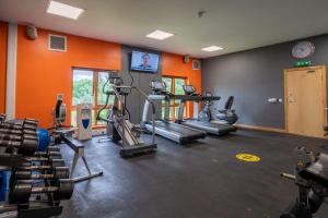 特劳特贝克Fell View的健身房设有有氧器材和橙色墙壁
